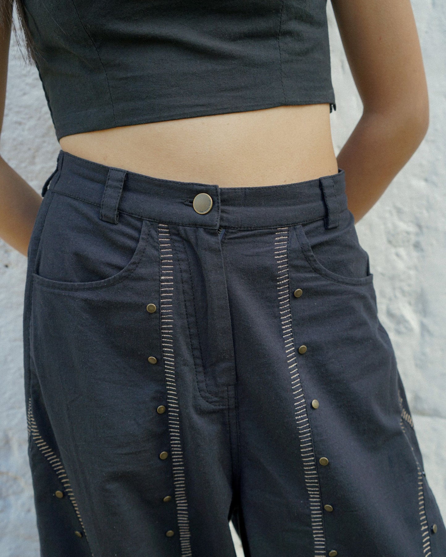 Likir Embroidered Barrel Trousers – Noir