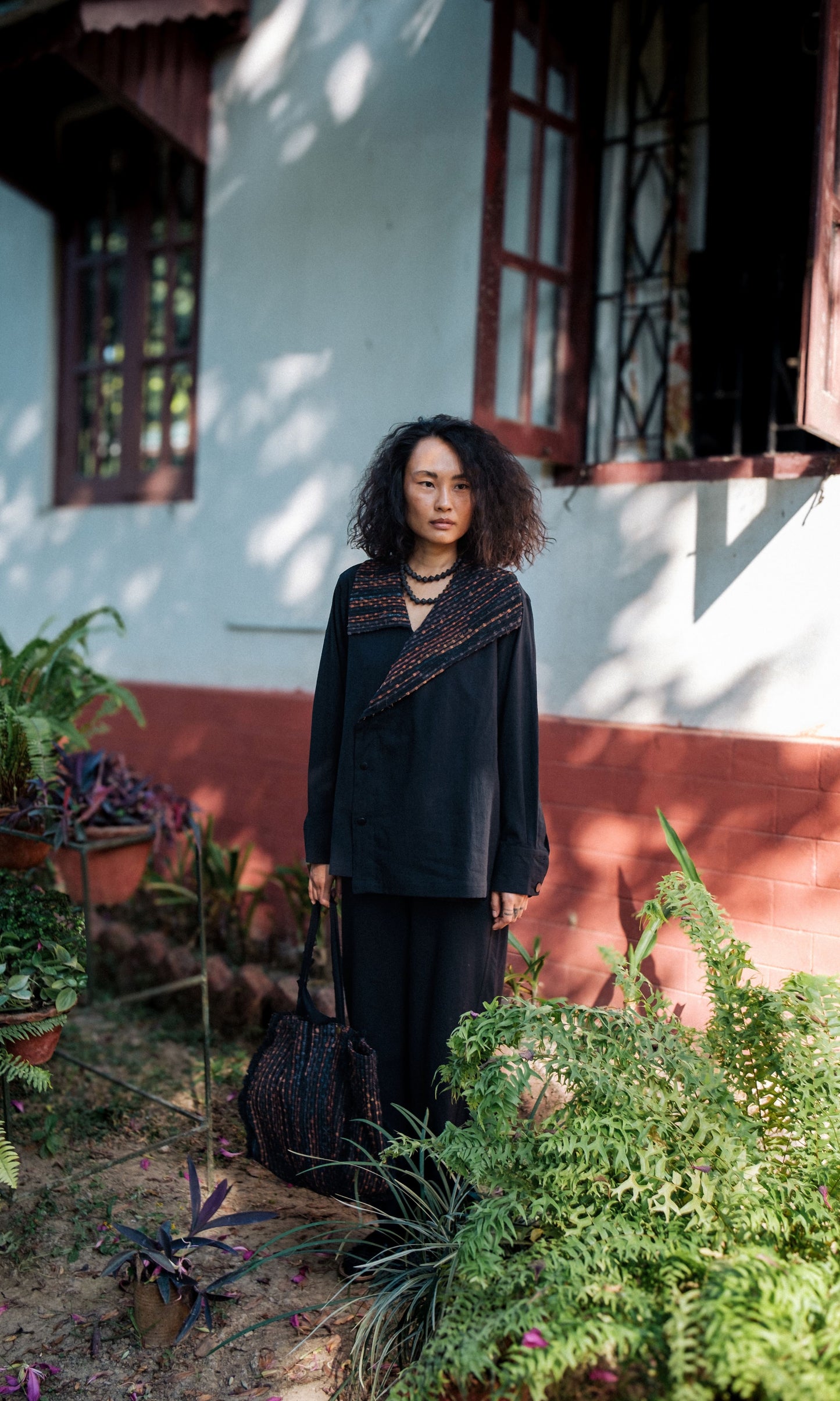 Handwoven Arrow collar shirt - Black Copper